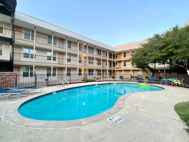 Building Photo - Pool Side Condo!