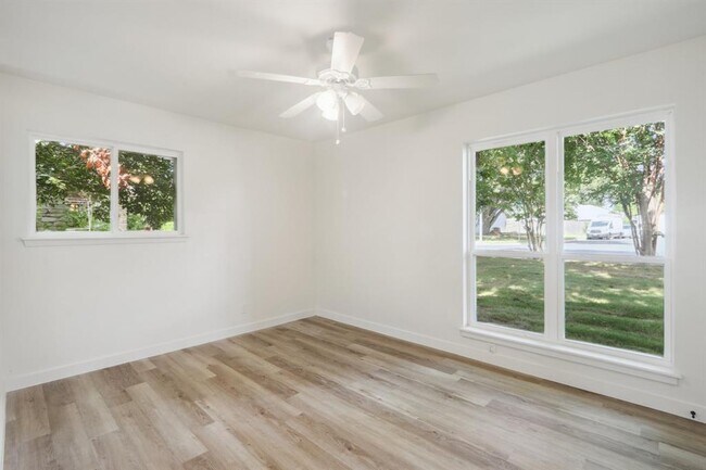 Building Photo - 9807 Kendal Dr