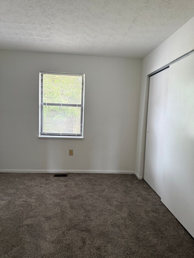 Building Photo - 889 Peach Leaf Dr
