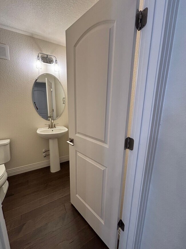 Building Photo - Elegant 3BR Townhome