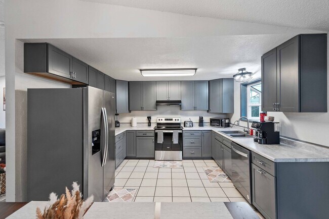 Building Photo - GORGEOUS 3 Bedroom (+BONUS ROOM!) 2 Bath Home with RV/Boat storage near beaches and shopping!