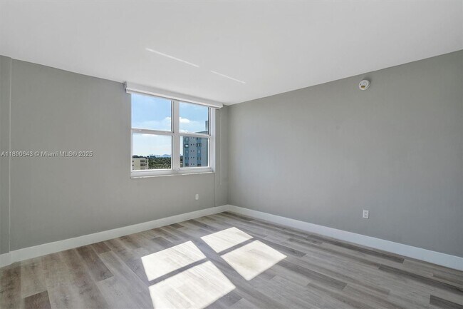 Building Photo - 10350 W Bay Harbor Dr