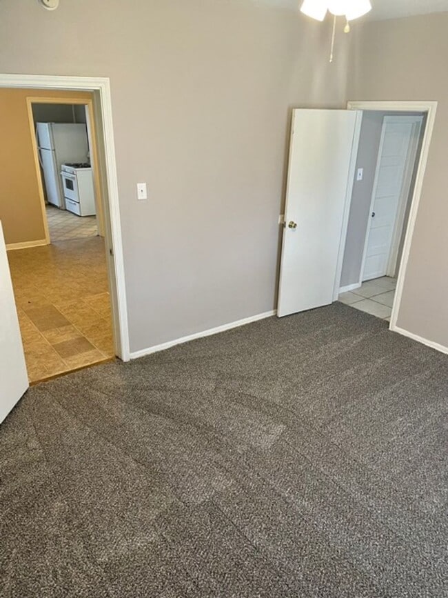 Primary Photo - Mid August Move In