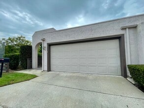 Building Photo - 3 bedroom 2 1/2 bath Townhome with Office ...