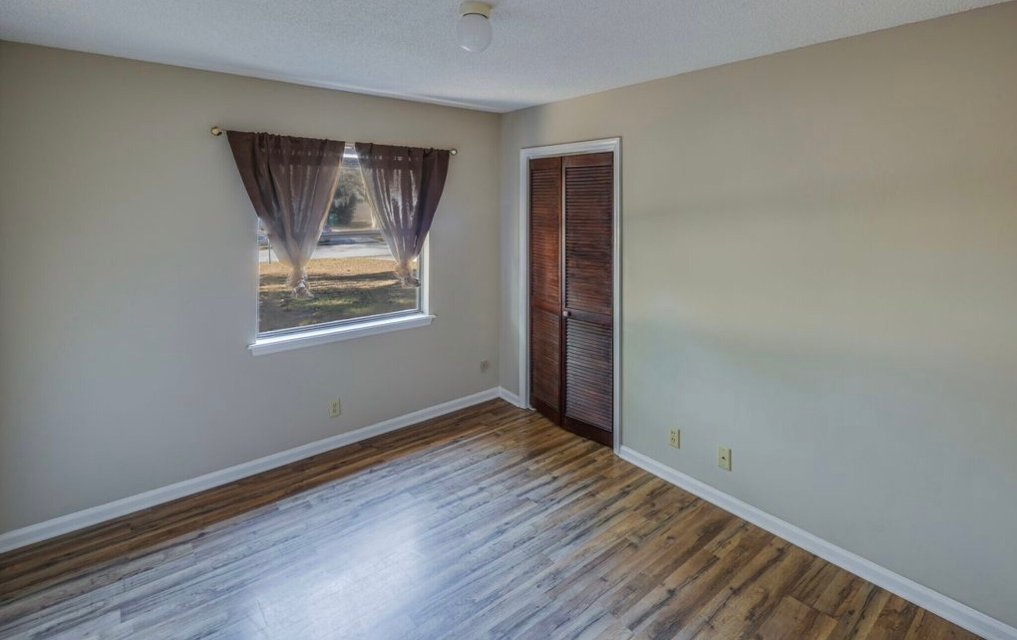 Building Photo - 105 Pinedale Dr