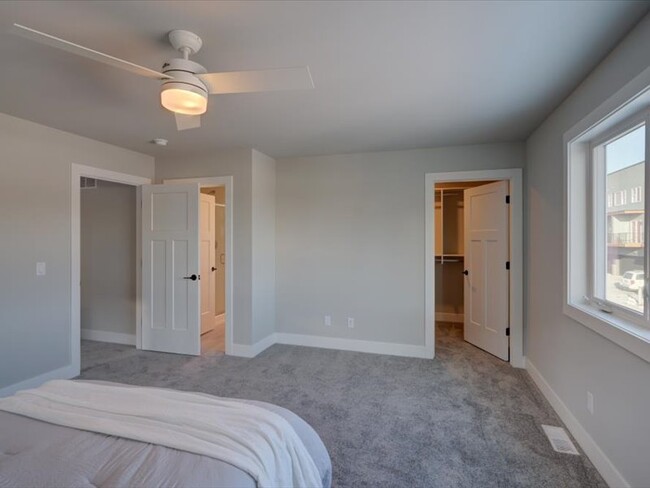 Building Photo - 139 Prairie Heights Dr