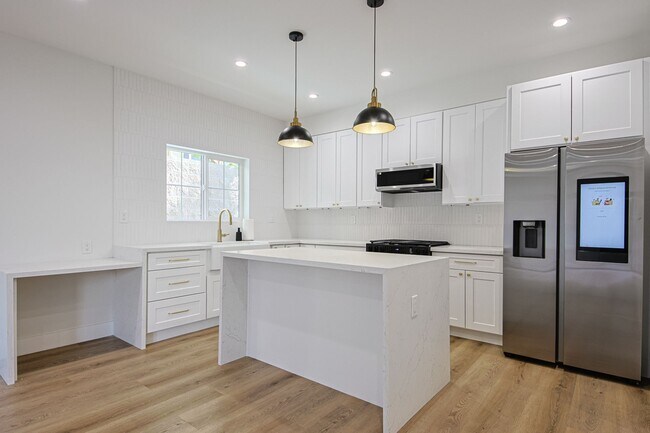 Building Photo - Chic Fully Renovated Luxury Home in the Burbank Hills!