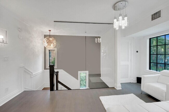 Building Photo - 614 Poinciana Dr