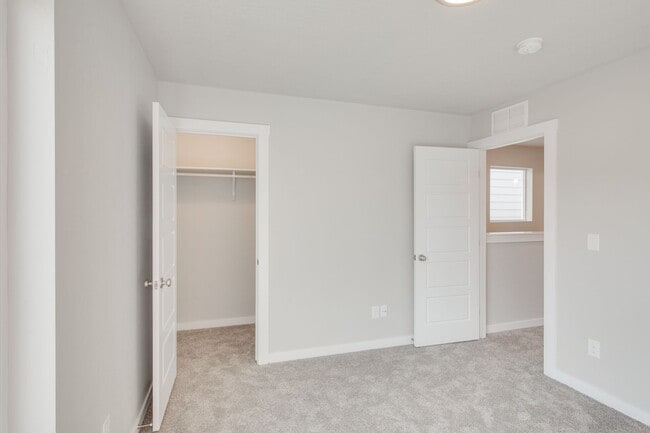 Building Photo - Beautiful, Modern 2 Bedroom Cottage Availa...