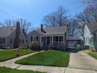 Building Photo - Beautiful 3 bedroom home with covered fron...