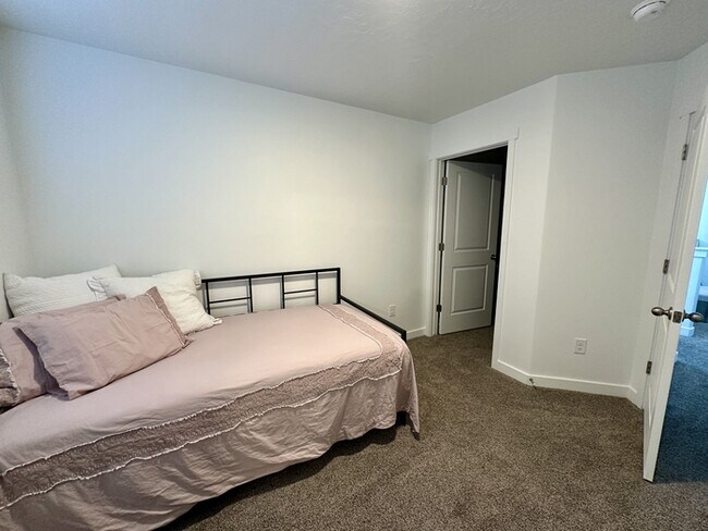Building Photo - 8715 W Addie Dr