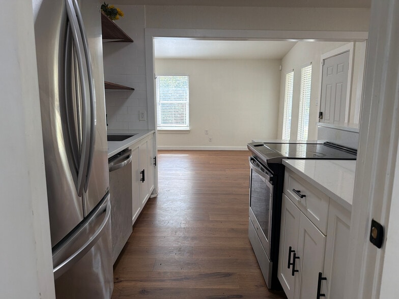 Building Photo - Room in House on Rockridge Dr
