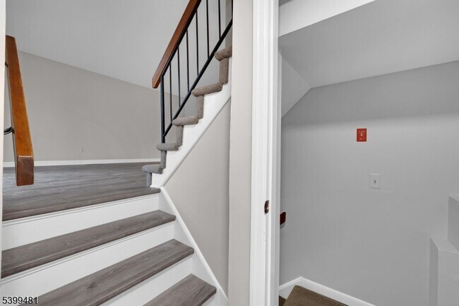 Building Photo - 107 Wimbledon Square