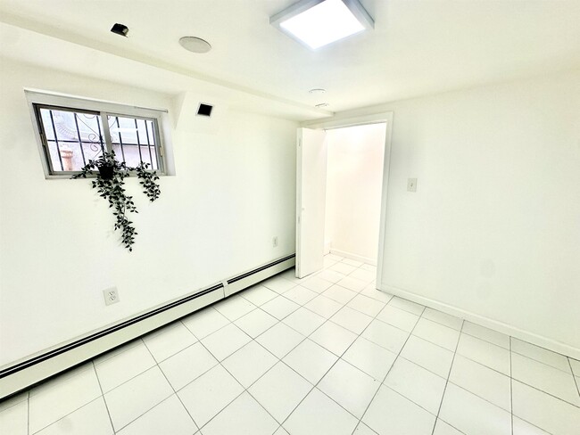 Building Photo - 247 Clendenny Ave