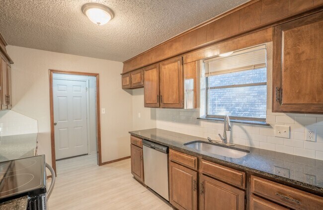 Building Photo - Great Location 3 Bed 2 Bath Home For Rent