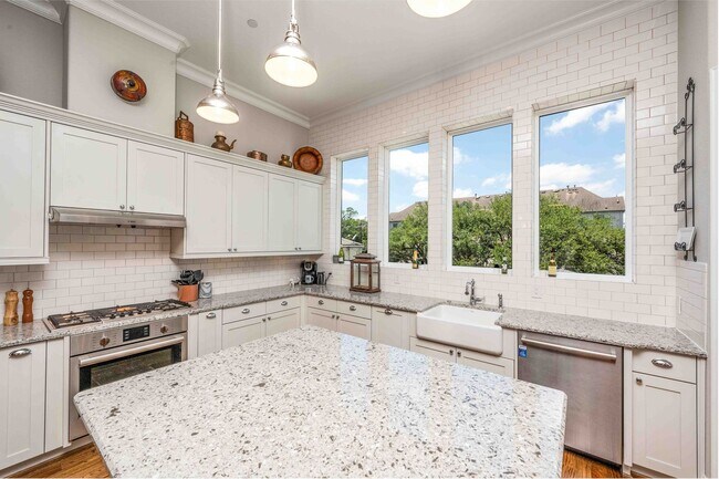 Building Photo - Luxury End Unit Rental with Elevator, Downtown Views, and Sky Deck ($150 off the second month!)