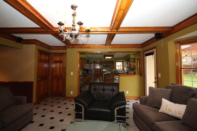 Building Photo - 4 Bed Home Premium Fixtures