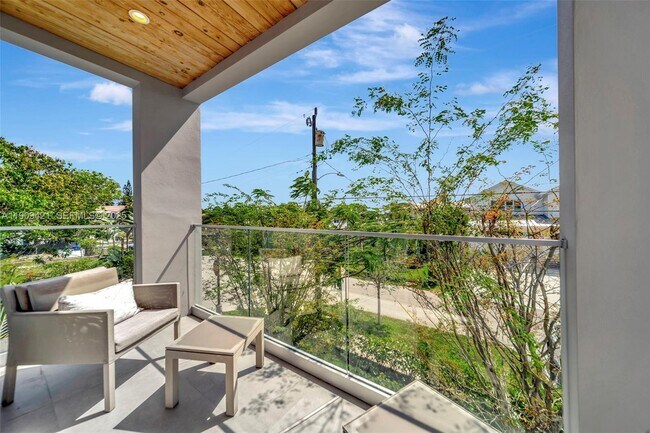 Building Photo - 544 N Victoria Park Rd