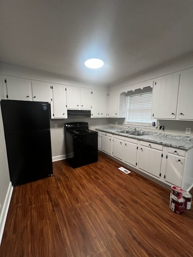 Building Photo - Check this out !!! Renovated Home