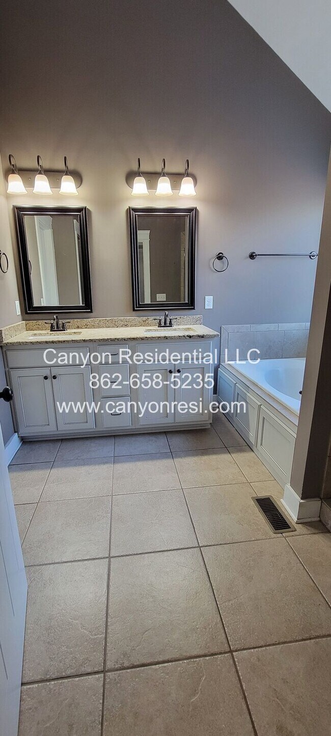 Building Photo - Nice Sized 4 Bed 3 Bath home in great location!