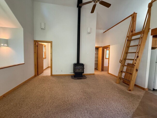 Building Photo - Unique 2 Bed/2 Bath Craftsman on Bend's We...