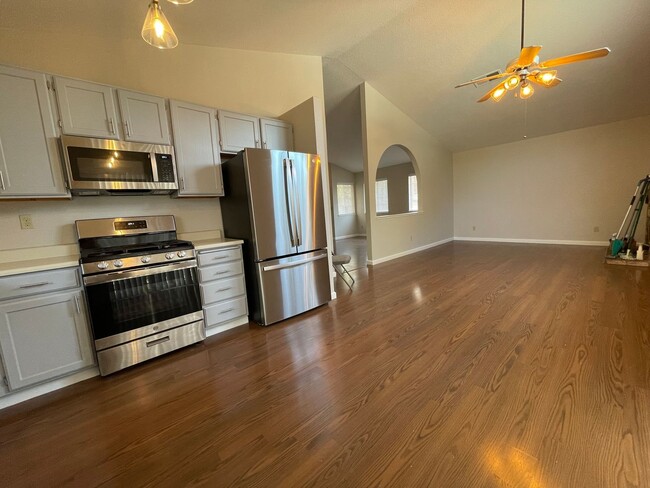 Building Photo - 1080 Camellia Ln