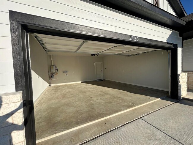 Building Photo - 2423 Ekvall Dr