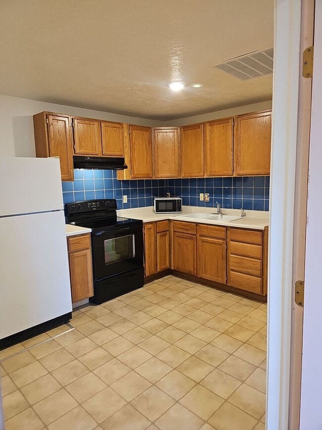 Building Photo - APPROVED APPLICATION* Charming 3 Bedroom Cottage with Private Patio in Lewiston, ID