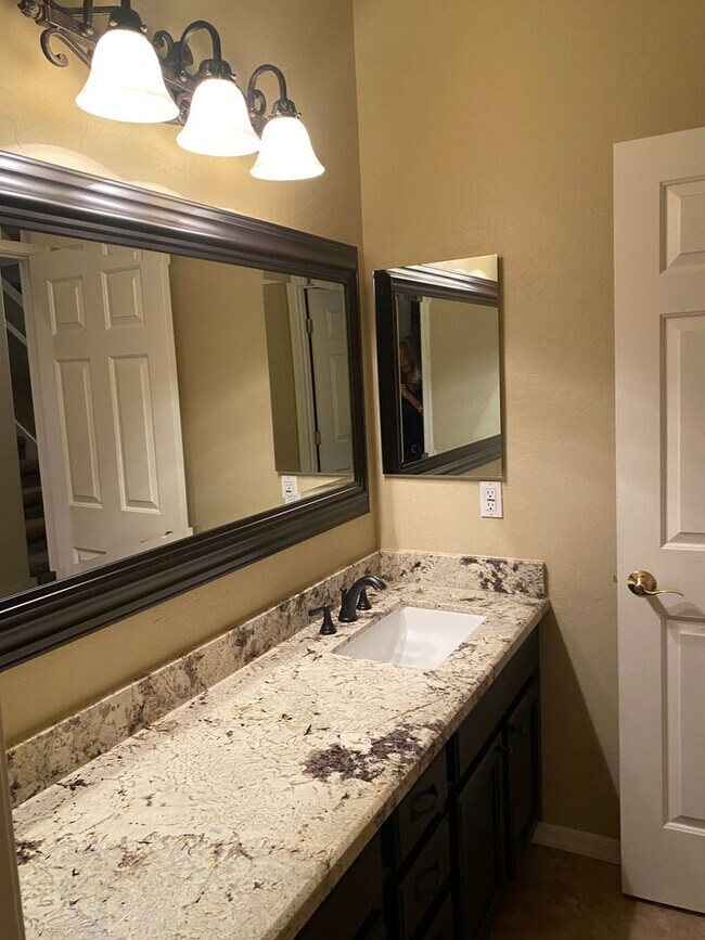 Building Photo - Beautiful 6 Bedroom - 4 Bath w/Private Poo...