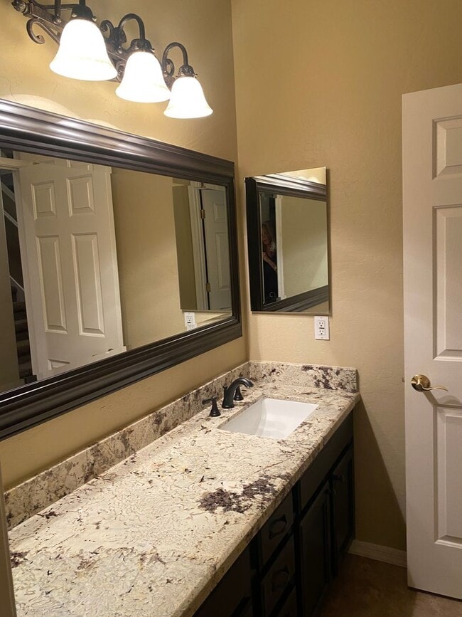 Building Photo - Beautiful 6 Bedroom - 4 Bath w/Private Pool & Basement - Chandler