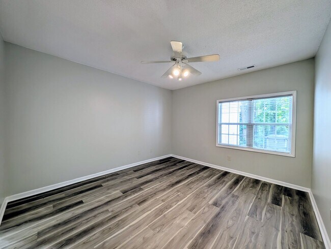 Building Photo - Move-In Ready Townhome with Downstairs Pri...