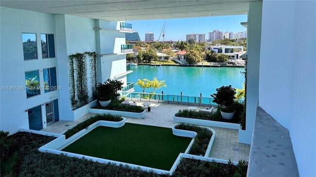 Building Photo - 9201 E Bay Harbor Dr