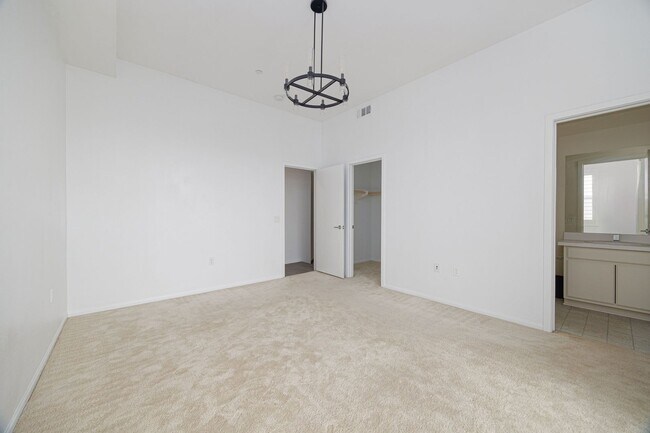 Building Photo - Perfectly located 4-bedroom townhouse in c...