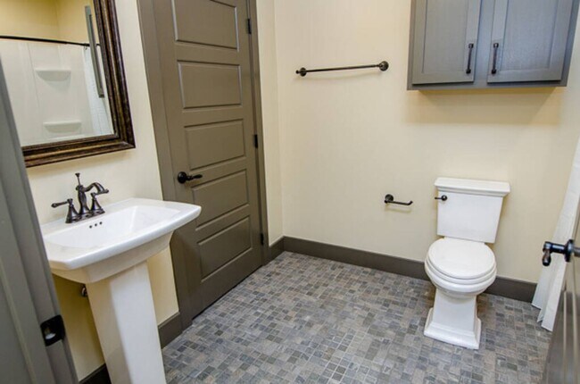 Building Photo - C Street Loft Available Now!