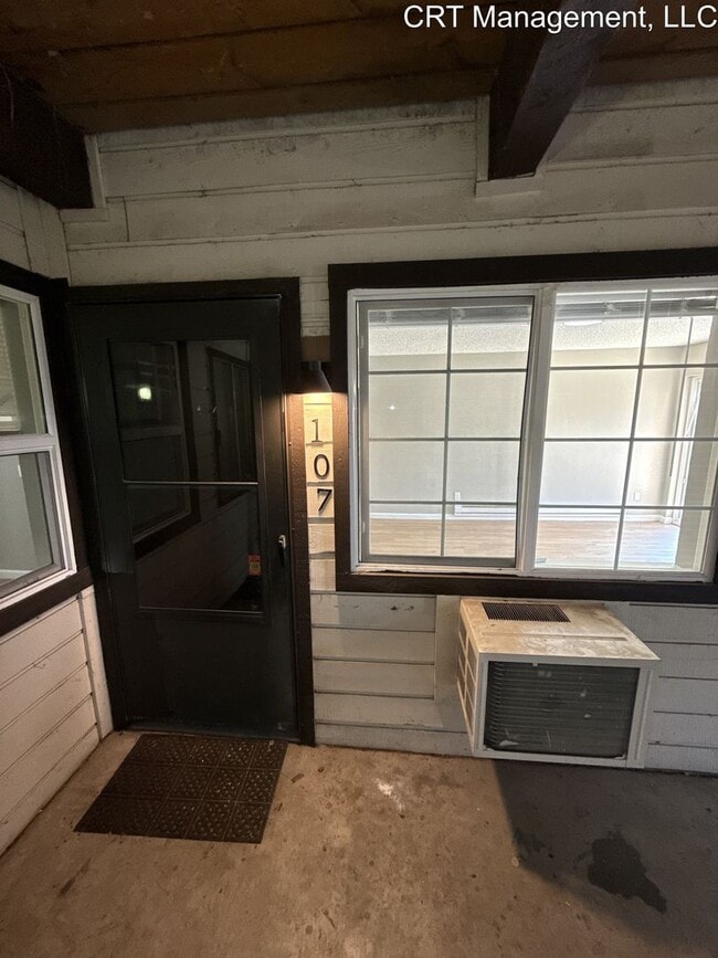 Building Photo - Updated 1 bedroom 1 bathroom first floor c...