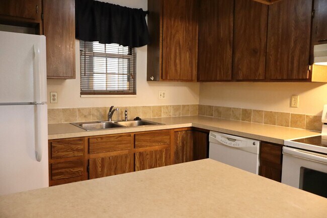 Building Photo - Spacious 2BR/2BA Condo Steps from Campus