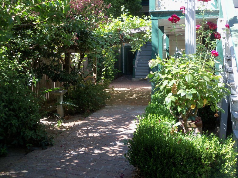 Shared Courtyard - 2623 H St