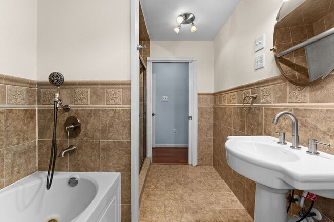 Building Photo - Beautiful 4bed/2 bath