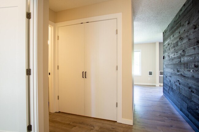 Building Photo - Spacious 2 Bedroom with Stylish Updates + A/C, W/D, D/W!