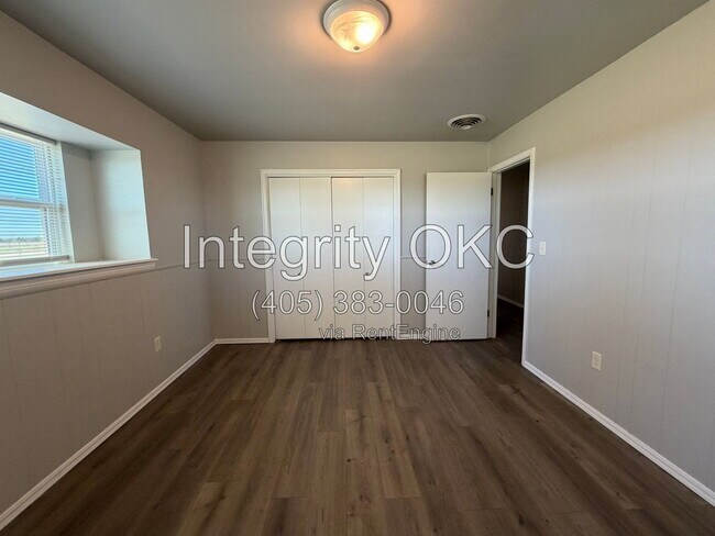 Building Photo - 5150 W Camp Dr