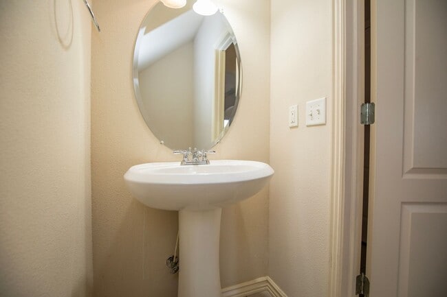 Building Photo - ***300 Copper Oaks***