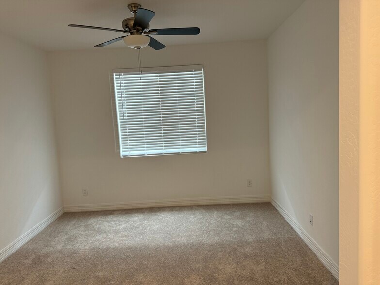 Building Photo - 8758 W Medlock Dr