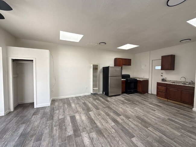 Building Photo - Hidden gem in Ridgecrest! Studio apartment! Move-in special!