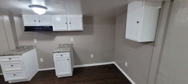 Building Photo - Cute 5 bedroom House