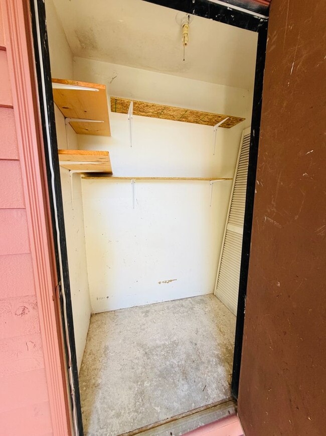 Building Photo - Affordable Top Floor Condo on Bus Route