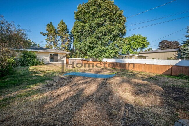 Building Photo - 4 Bedroom 2 Bath Home with 2-Car Detached Garage Available in Hayden, Idaho!