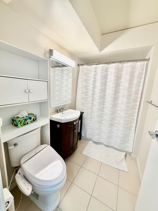 Building Photo - Stunning 2-Bedroom, 2-Bath Ocean View Unit at Moana Pacific – Available June 16, 2026