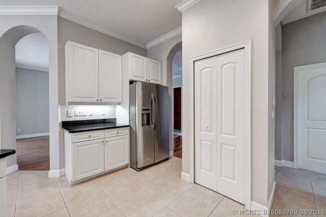 Building Photo - 833 SW Vineland Ct
