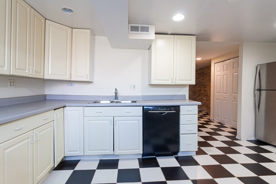 Building Photo - 828 W Dakin St