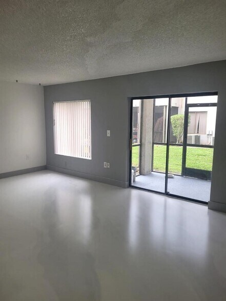 Building Photo - 3208 Coral Lake Ln